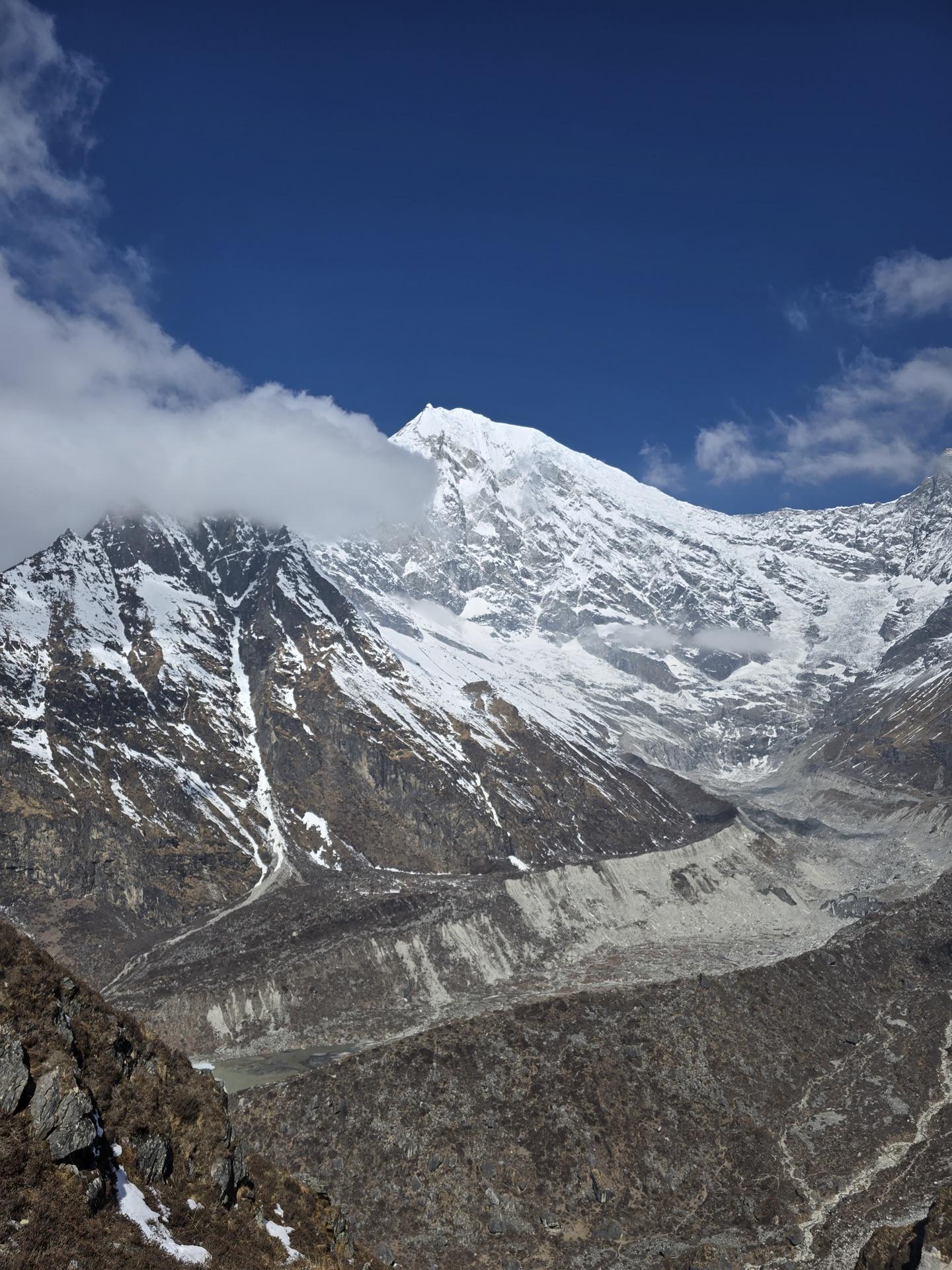 The Lirung glacier unrolling below the climbing trail